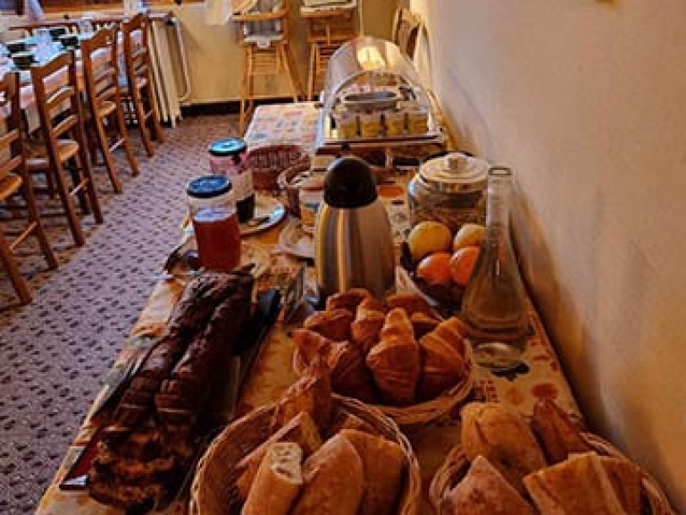 Buffet du petit déjeuner à l'hôtel Le Tilleul